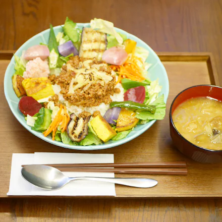 【横須賀】10品目越える横須賀野菜×スパイス香る「タコライス」が人気|one drop cafe